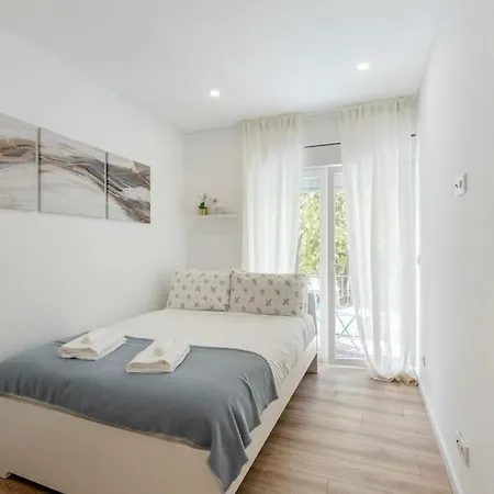 Modern 2-bedroom Center