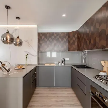 Modern 2-bedroom Center