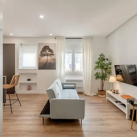Modern 2-bedroom Center *