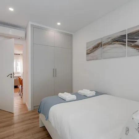 Modern 2-bedroom Center