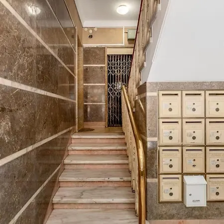 Modern 2-bedroom Center Apartman