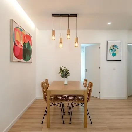 Modern 2-bedroom Center